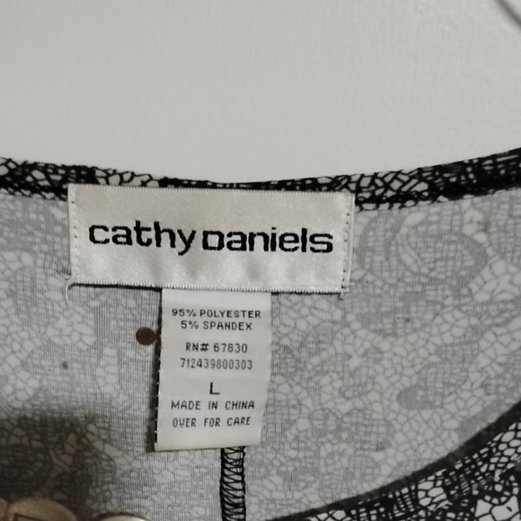 Black and White Scoop Neck 3/4 Sleeve Boxy Cut Out Blouse - Picture 2 of 5